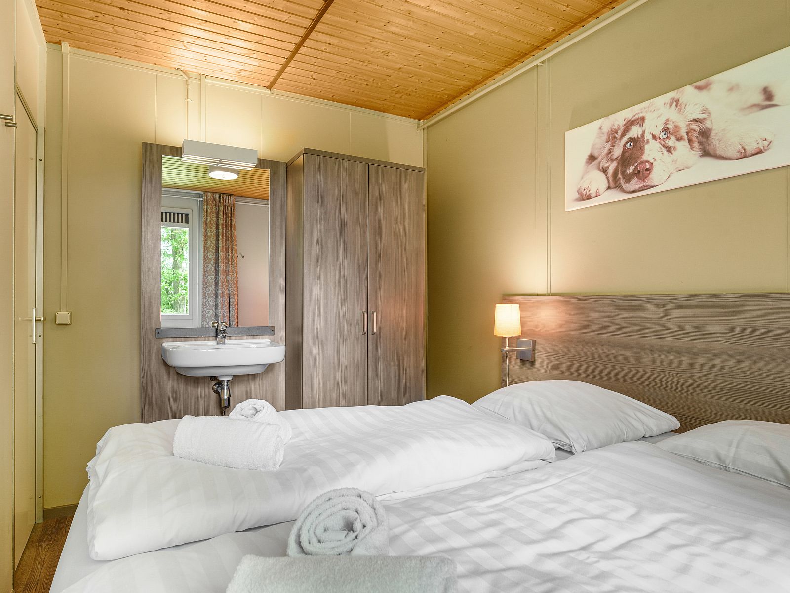 Fully equipped kitchen in Twenhaarsveld dog bungalow, Holten, with modern amenities.