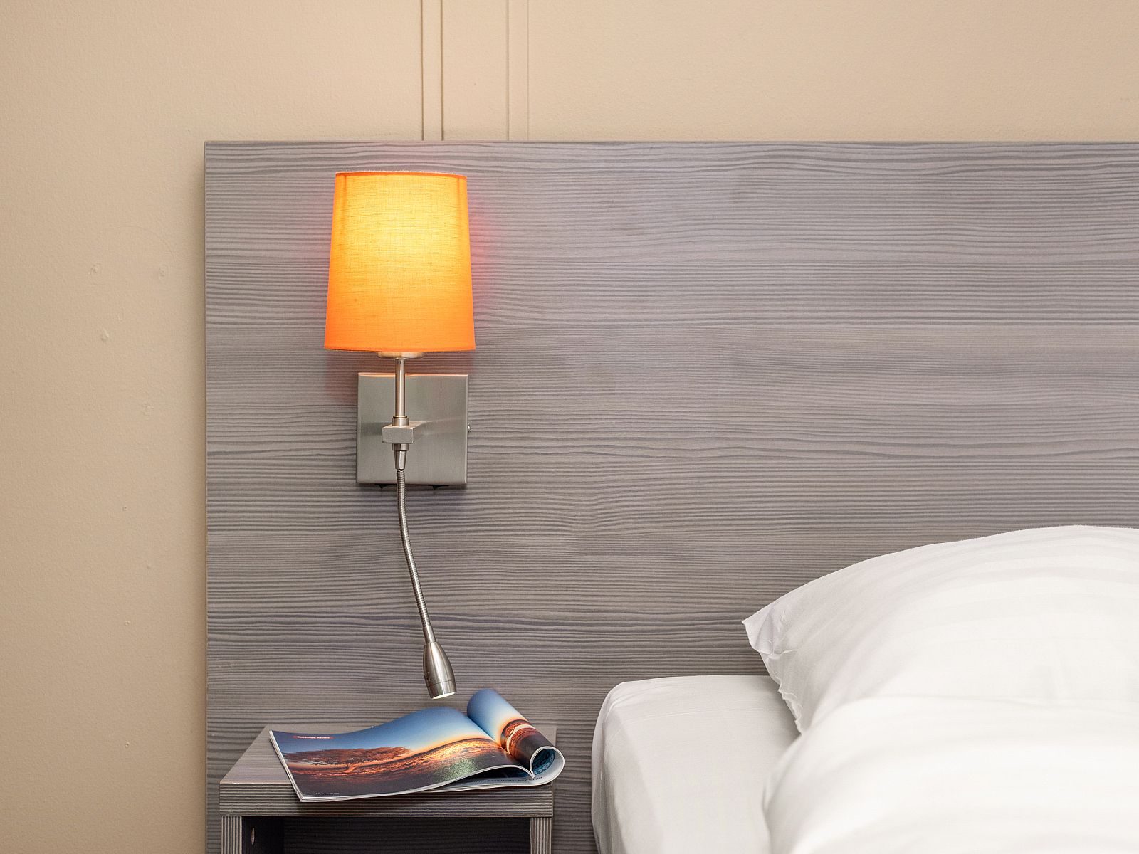 Comfortable bedroom in Twenhaarsveld dog bungalow, Holten, with restful furnishings.