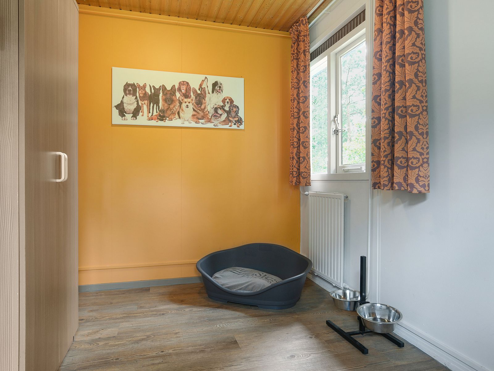 Atmospheric reading lamp in bedroom Twenhaarsveld dog bungalow, Holten, for relaxing evenings.