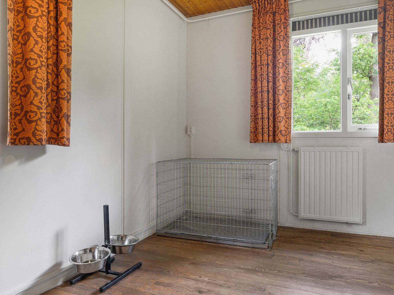 Modern shower in Twenhaarsveld dog bungalow, Holten, for a refreshing start to the day.