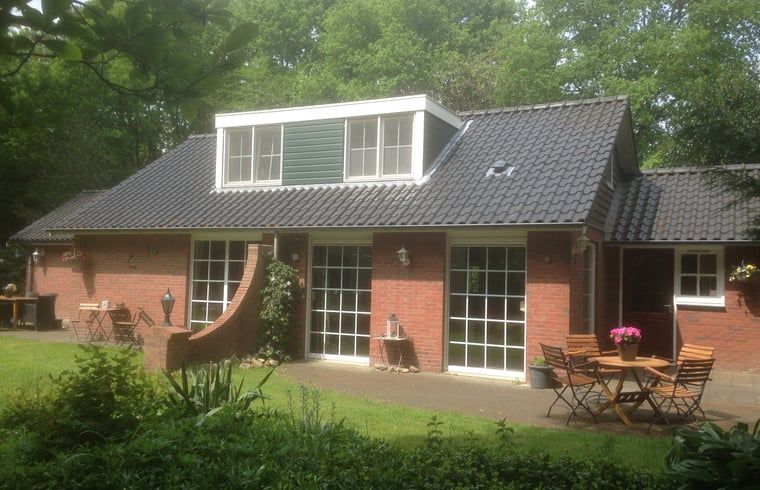 Charmantes Ferienhaus in Holten, Overijssel, umgeben von viel Gruen mit einer einladenden Terrasse zum Entspannen in der Natur.
