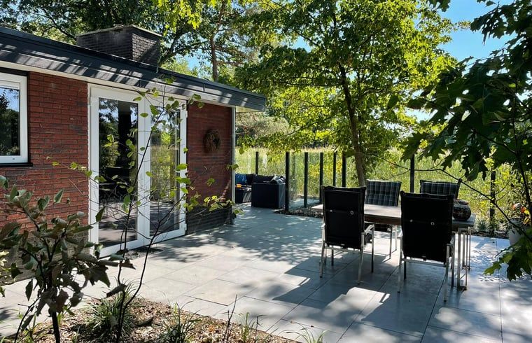 Geniet van het zonnige terras bij Huisje in Holten, een vakantiehuis in de natuur van Salland, Overijssel.