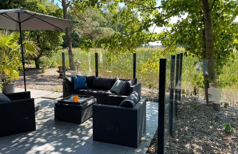 Ontspan op het terras van Huisje in Holten, een vakantiehuis in Salland, Overijssel, omringd door rustgevende natuur.