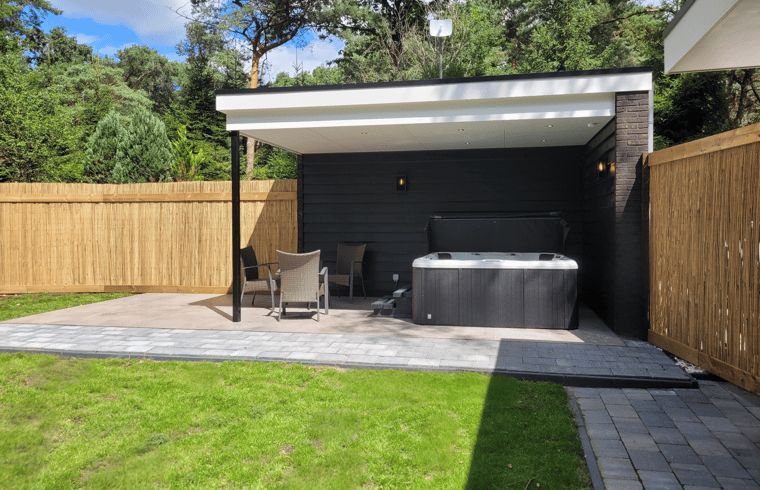 Ontspan op het terras van Vakantiehuis in Holten, Salland, Overijssel, met een moderne jacuzzi en omringd door rustgevende natuur.