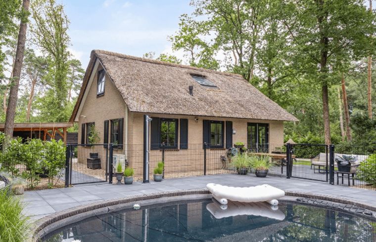 Cottage in Holten, ein charmantes Ferienhaus in Salland, Overijssel, mit Reetdach und Terrasse, umgeben von ueppiger Natur.