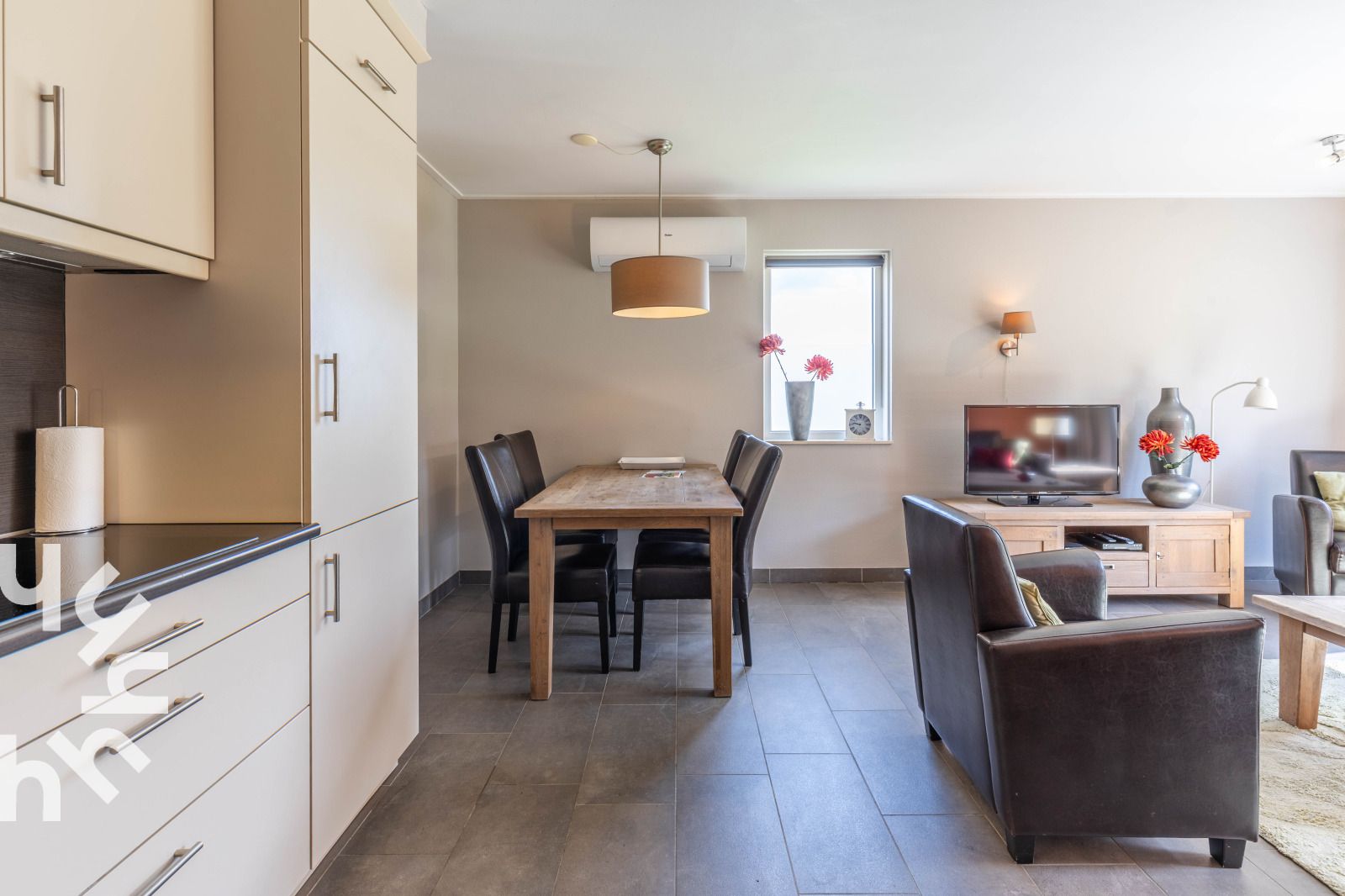 Helles Wohnzimmer mit Gartenblick im Ferienhaus OV243 in Luttenberg, Overijssel.