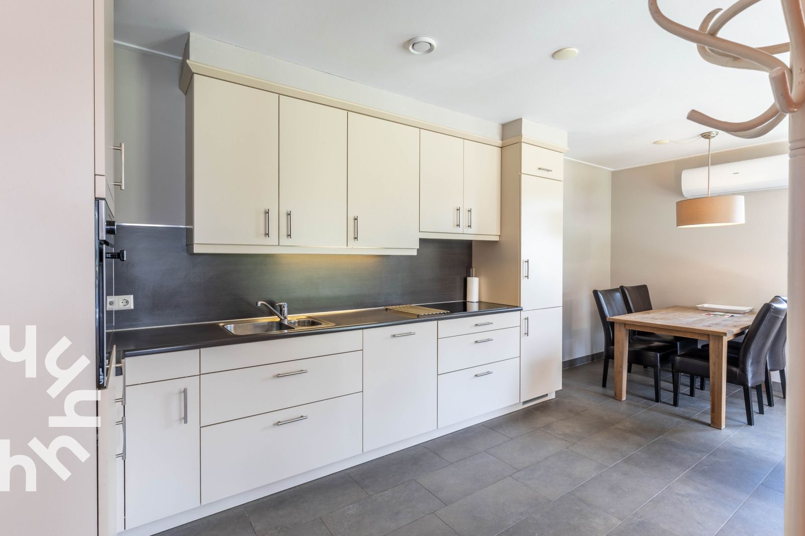 Essecke im Ferienhaus OV243 in Luttenberg, ideal fuer Familienessen.