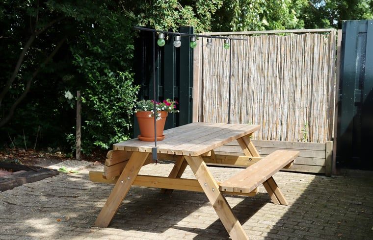 Picnic table on the terrace of Huisje in Zwolle, vacation accommodation in Overijssel.