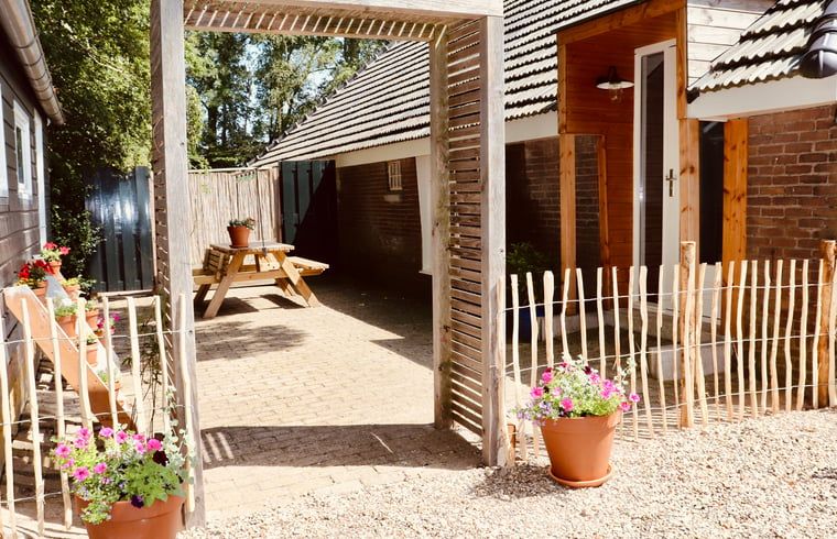 Entrance of Huisje in Zwolle, vacation home in the green surroundings of Overijssel.