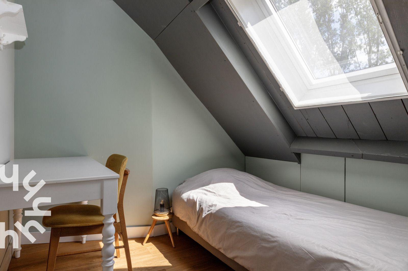 Rustieke buitenkant van OV528 vakantiehuis in Zwolle, omgeven door groen in Salland, Overijssel