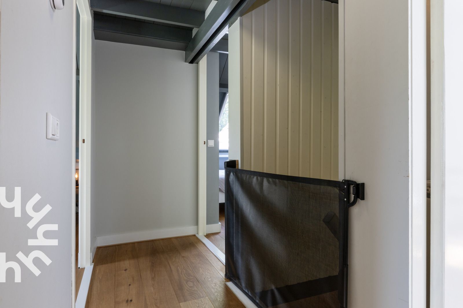 Gezellige woonkamer in OV528 vakantiehuis in Zwolle, met houten balken en veel licht in Salland, Overijssel