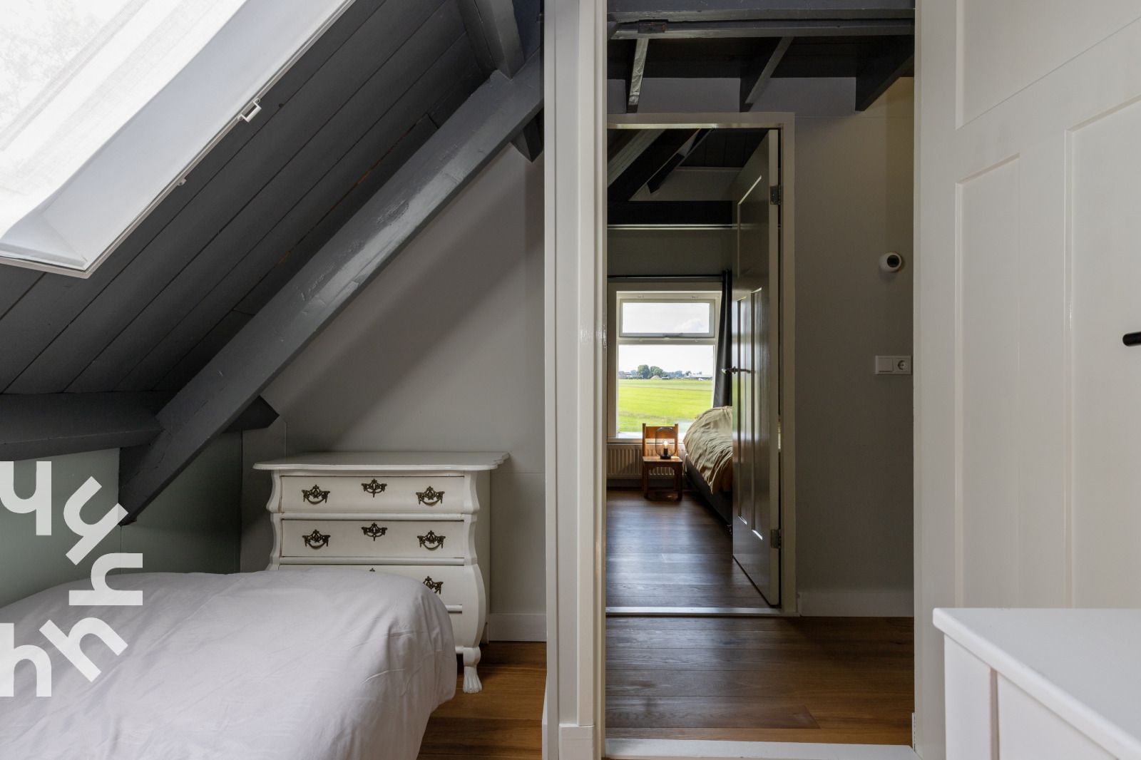 Eetkamer met houten tafel en kroonluchters in OV528 vakantiehuis in Zwolle, sfeervol dineren in Salland, Overijssel