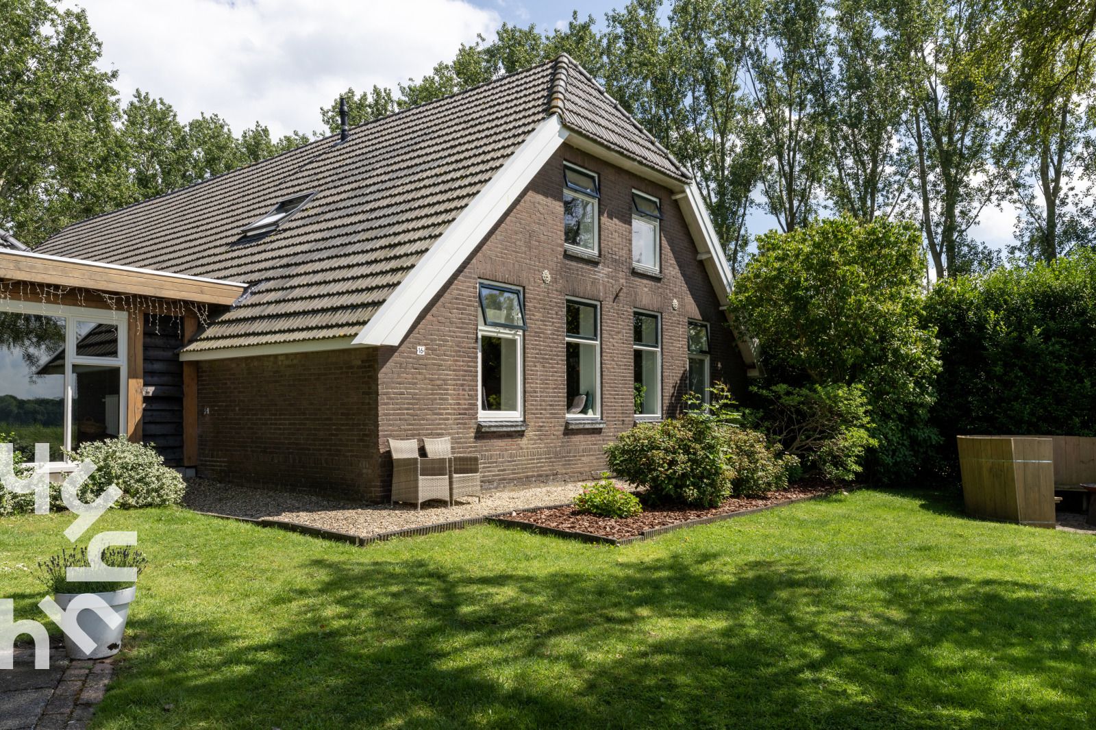 Keuken met blauwe kasten in OV528 vakantiehuis in Zwolle, voorzien van moderne apparatuur in Salland, Overijssel