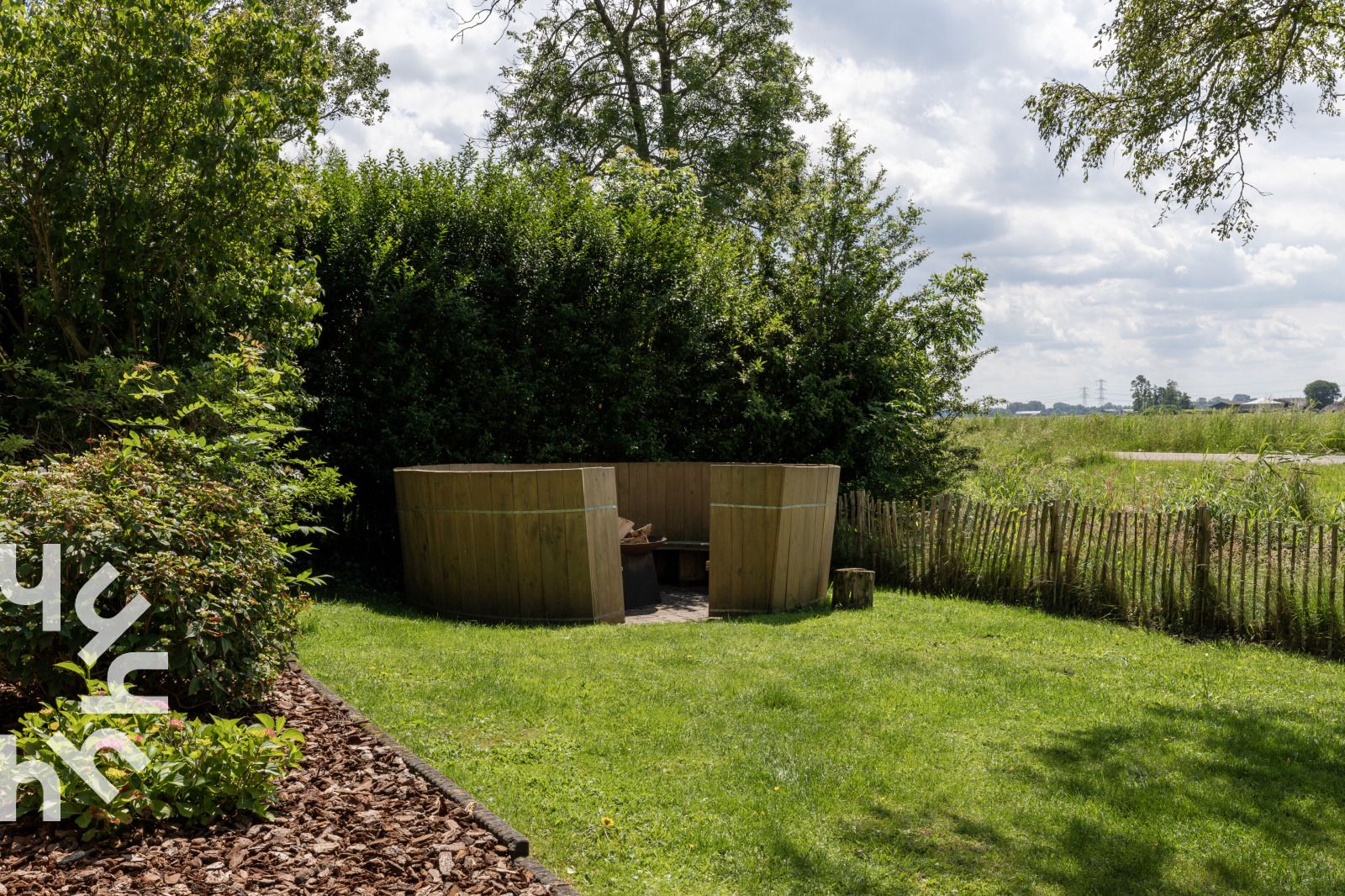 Stijlvolle badkamer met toilet in OV528 vakantiehuis in Zwolle, moderne afwerking in Salland, Overijssel