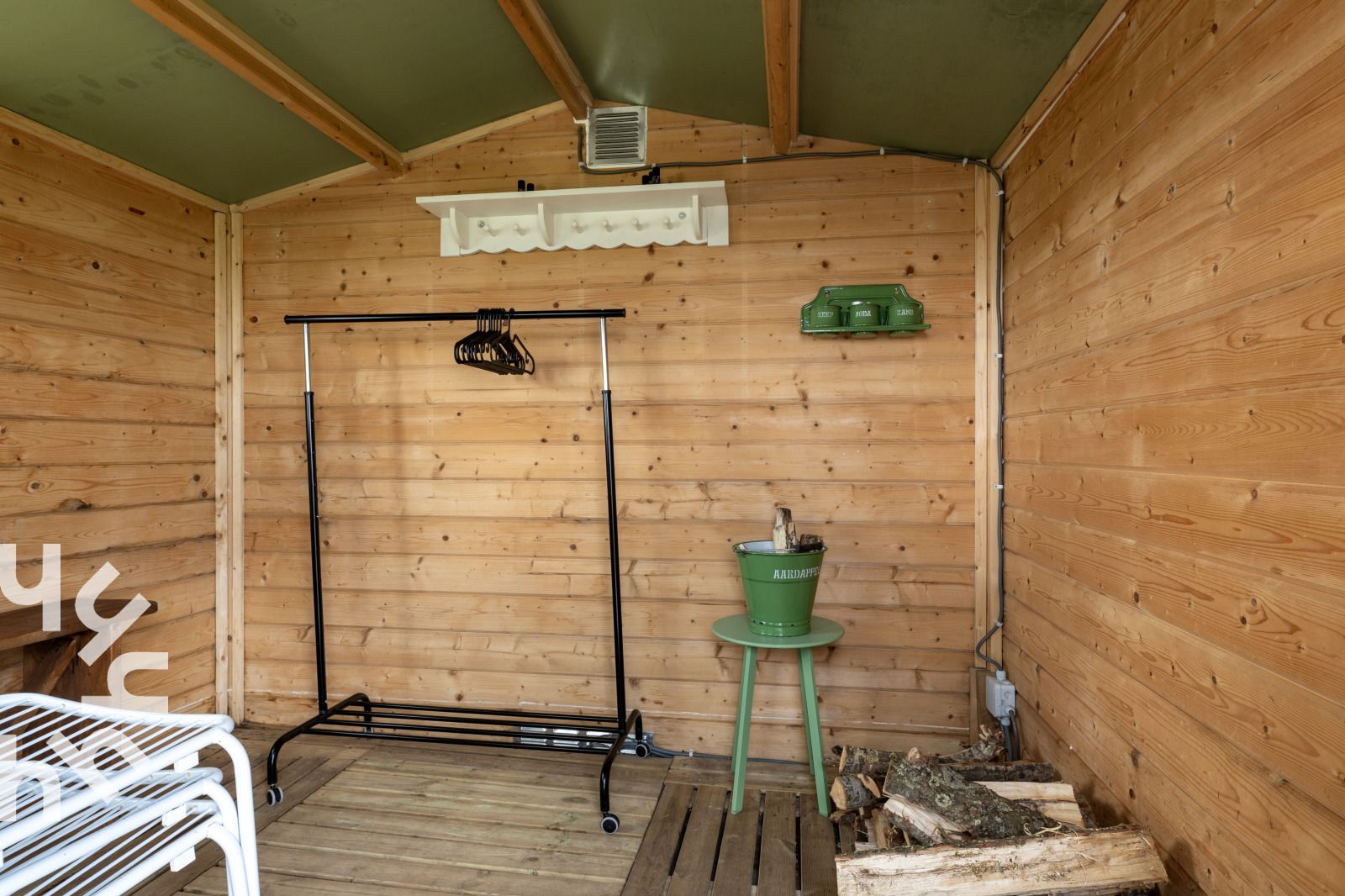 Slaapkamer met twee bedden en uitzicht op weilanden in OV528 vakantiehuis in Zwolle, rust in Salland, Overijssel