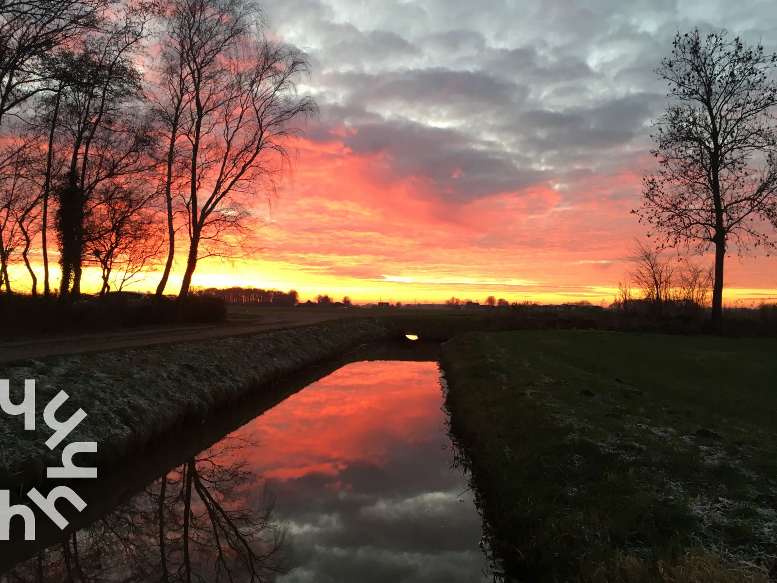 Prive tuin met omheining bij OV528 vakantiehuis in Zwolle, omgeven door groen in Salland, Overijssel