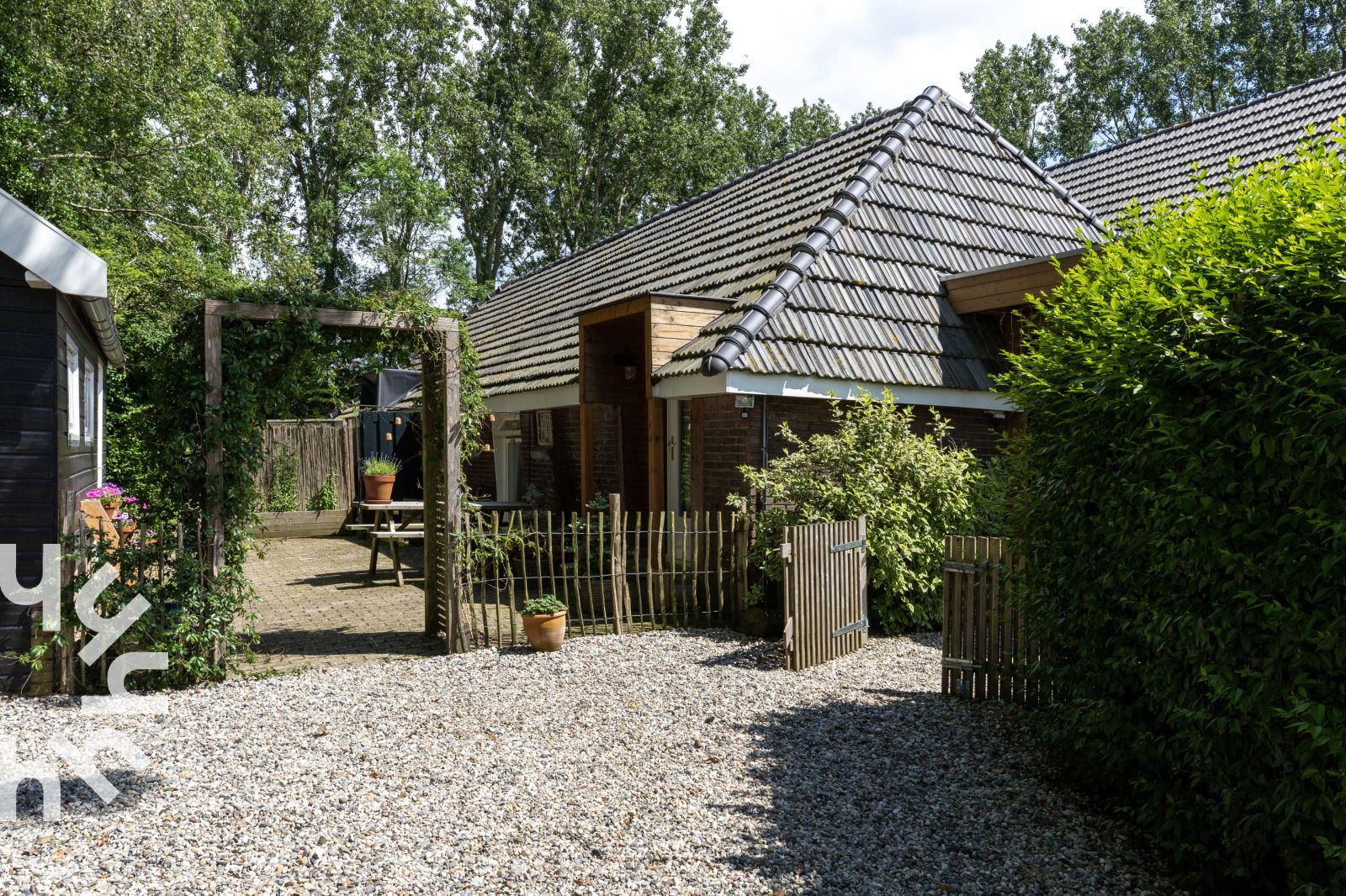 Entree van vakantiehuis OV529 in Zwolle, Salland, omgeven door groen in Overijssel.