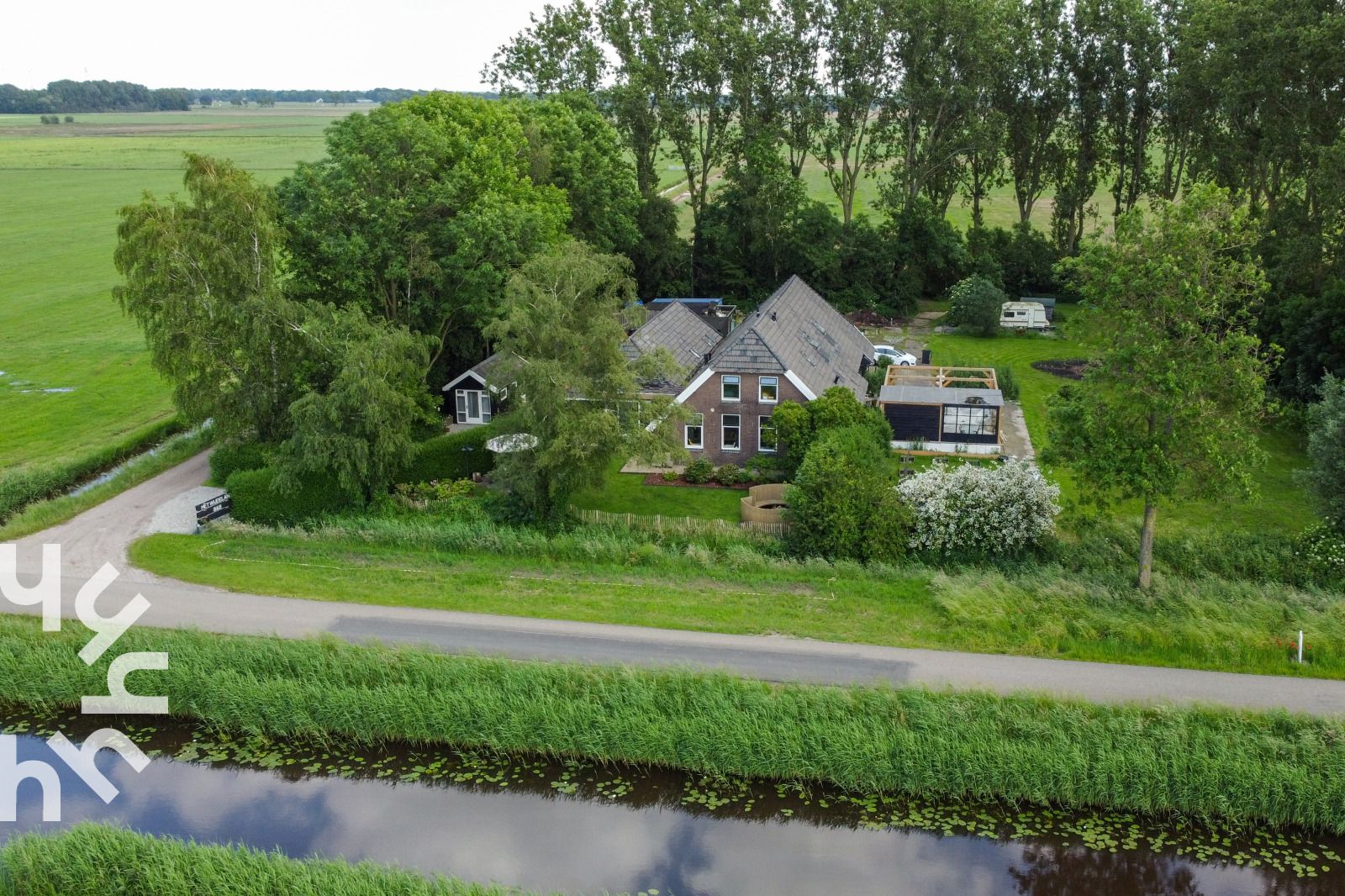 Interieur van OV529 vakantiehuis in Zwolle, Salland, met fles wijn en bloemen.
