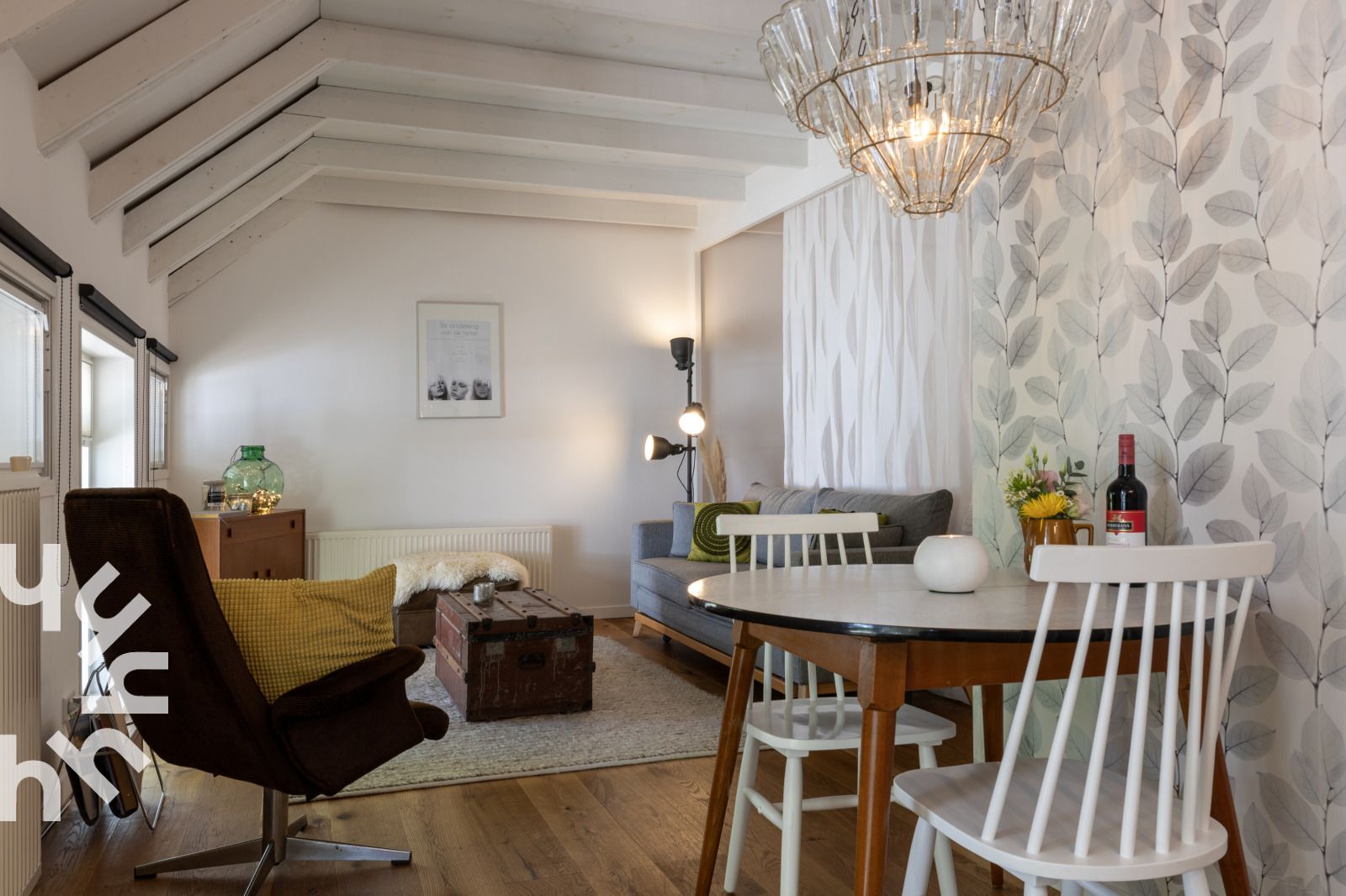 Open keuken en woonkamer in OV529 vakantiehuis in Zwolle, Salland, met moderne inrichting.