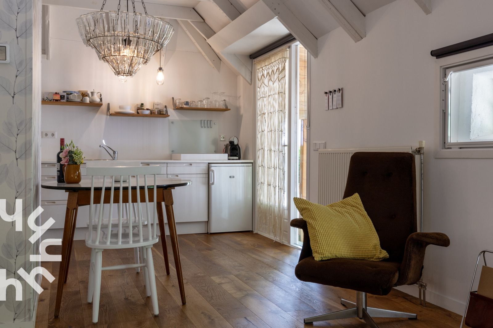 Buitenterras van OV529 vakantiehuis in Zwolle, Salland, met bloempotten en zitgelegenheid.