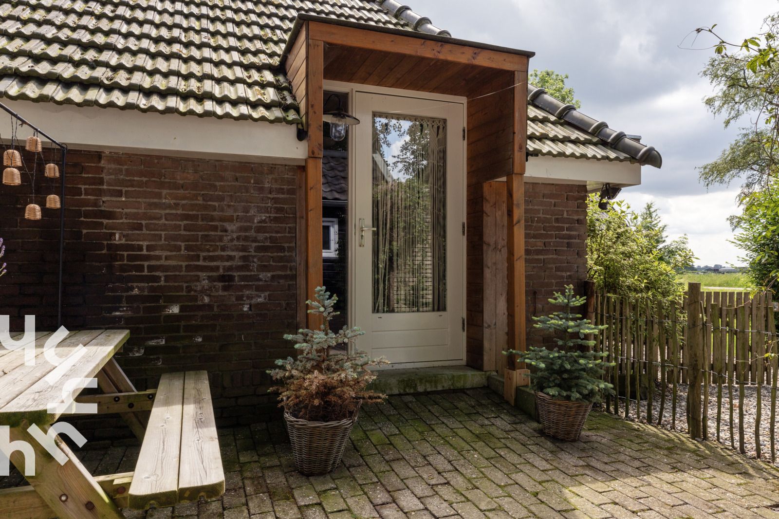 Eetkamer van OV529 vakantiehuis in Zwolle, Salland, met moderne kroonluchter.