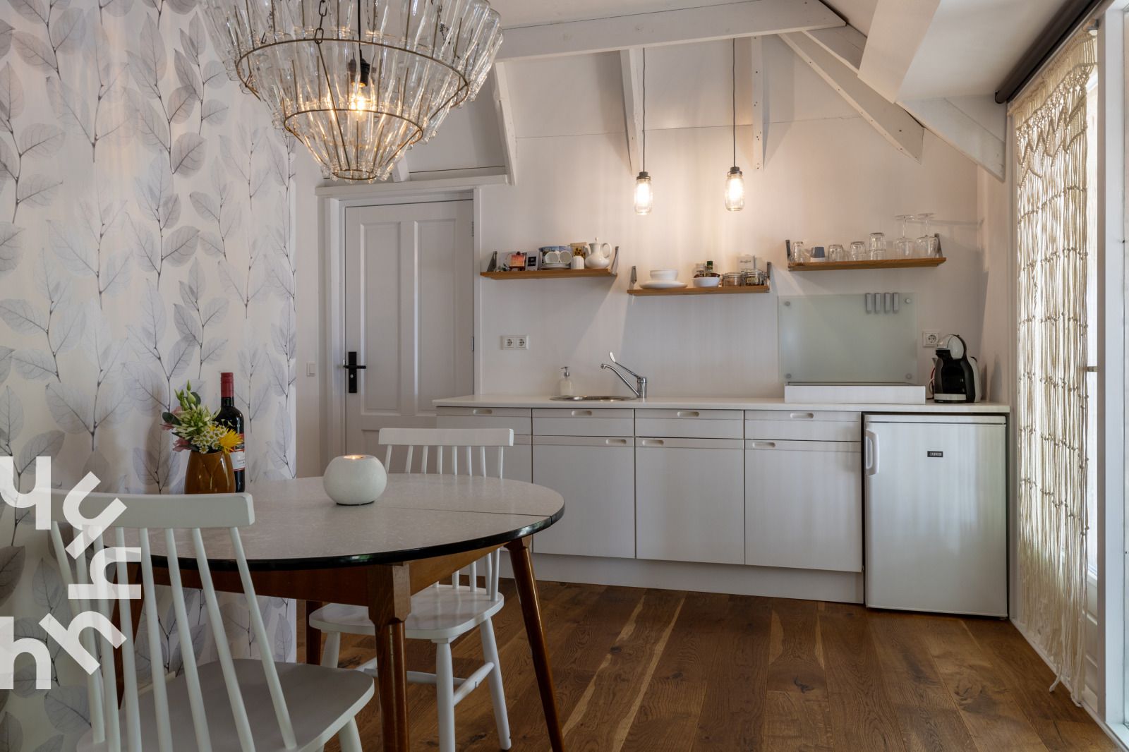 Woonkamer van OV529 vakantiehuis in Zwolle, Salland, met comfortabele stoelen en decoratie.