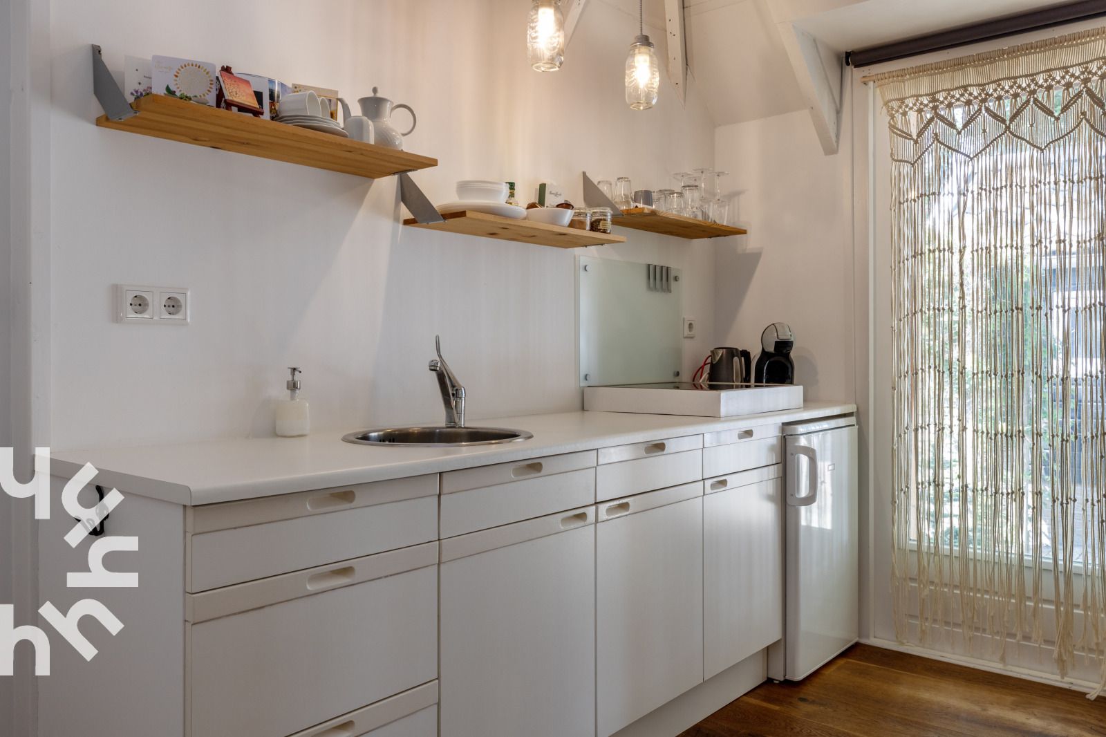 Lichte woonkamer van OV529 vakantiehuis in Zwolle, Salland, met uitzicht op tuin.