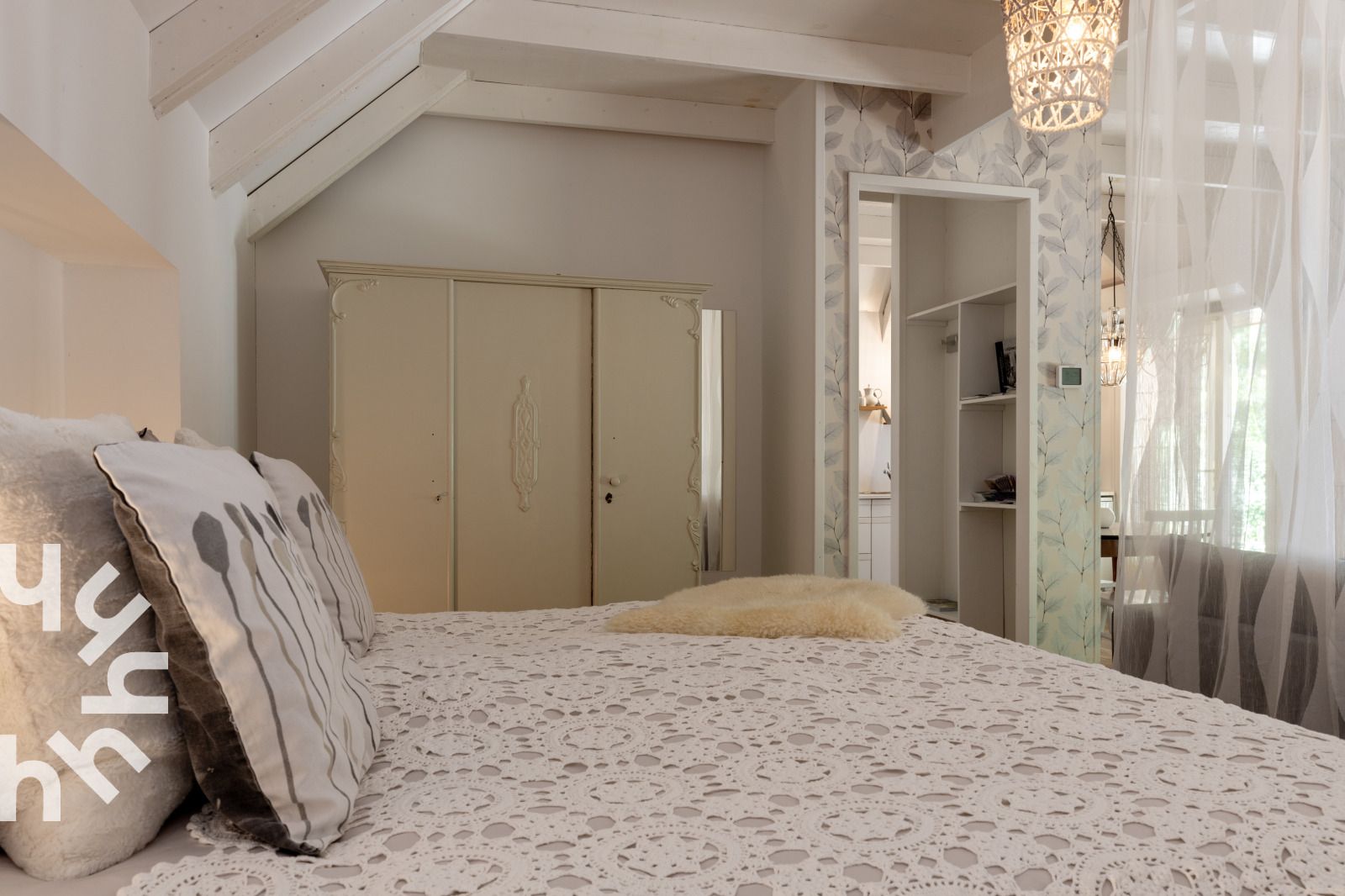 Moderne toilet van OV529 vakantiehuis in Zwolle, Salland, met witte tegels.