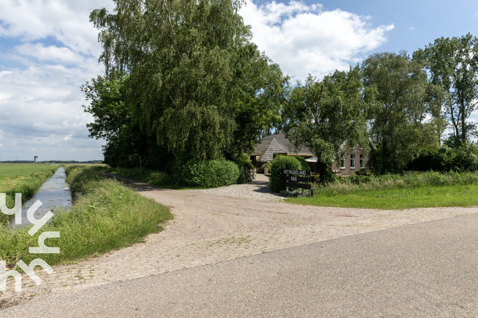 Luchtfoto van OV529 vakantiehuis in Zwolle, Salland, met omliggende natuur.