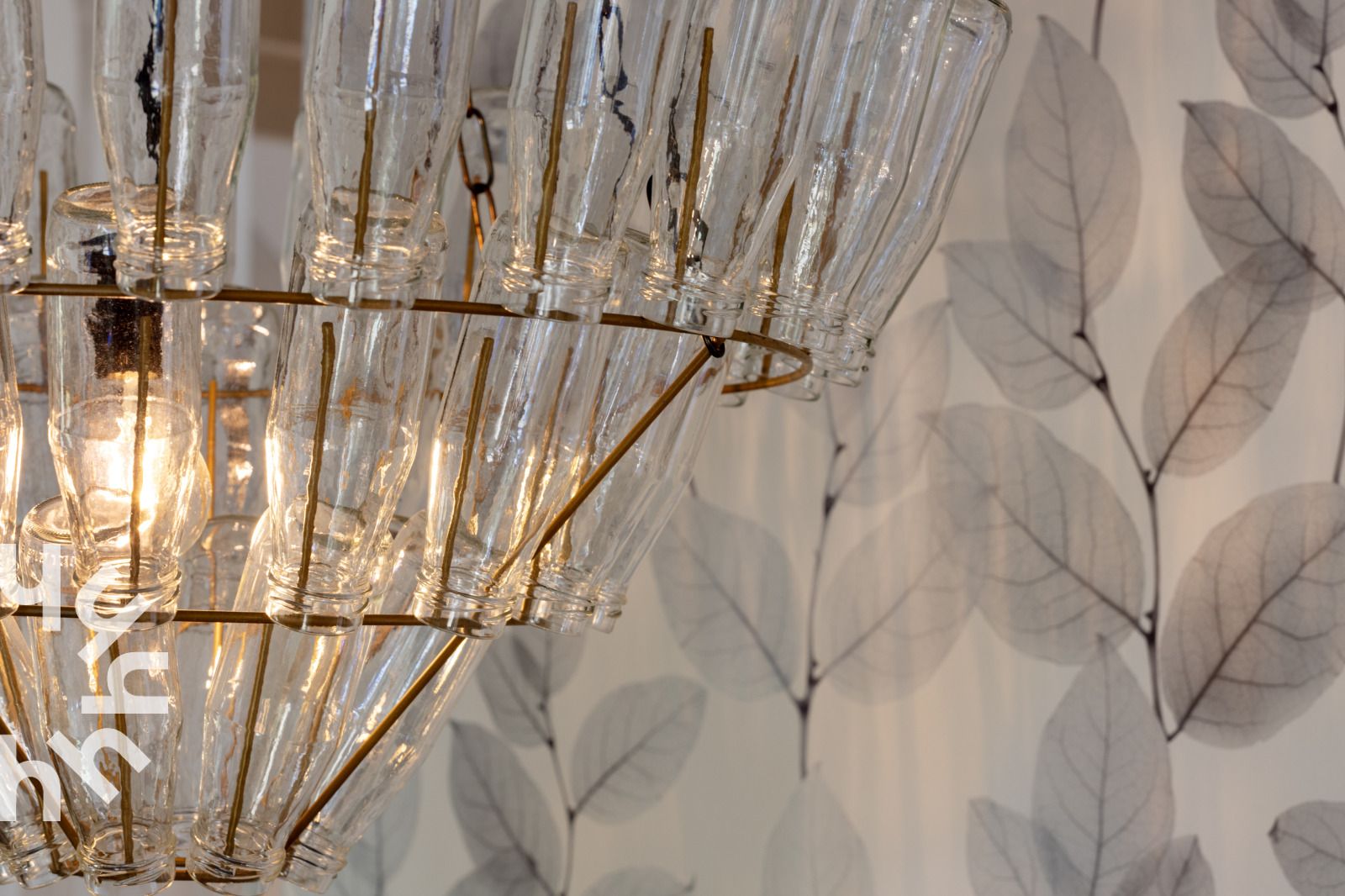 Unieke kroonluchter in OV529 vakantiehuis in Zwolle, Salland, met glazen flessen.