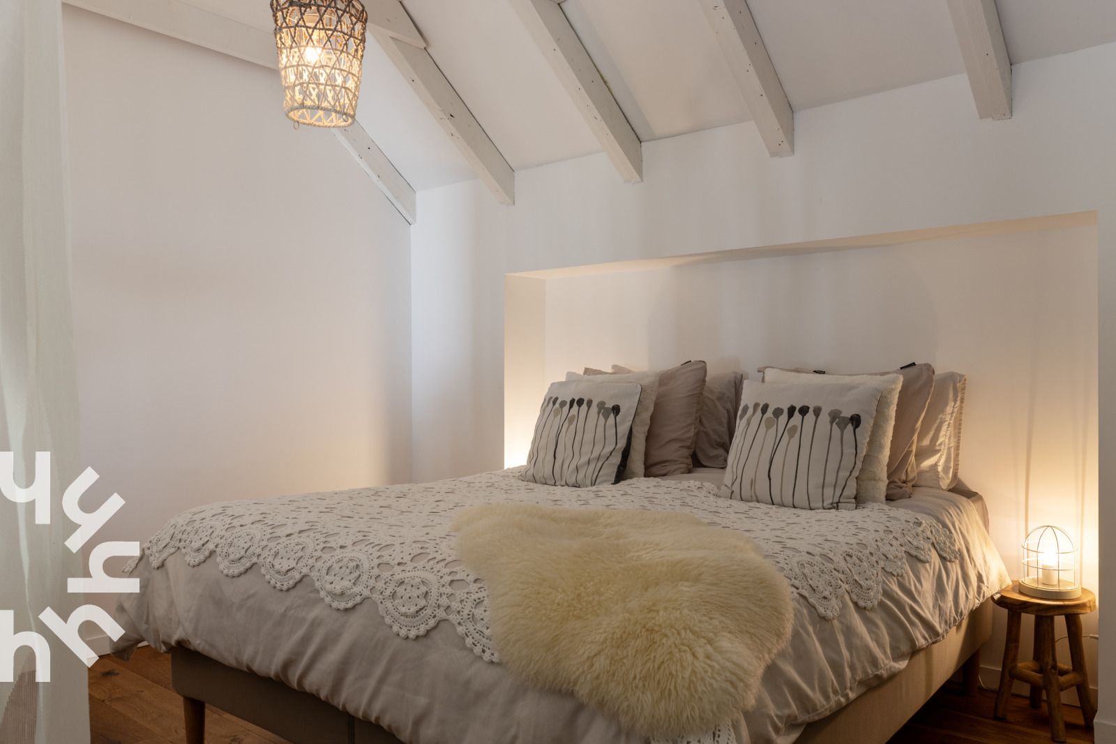 Sfeervolle slaapkamer van OV529 vakantiehuis in Zwolle, Salland, met zachte dekens.