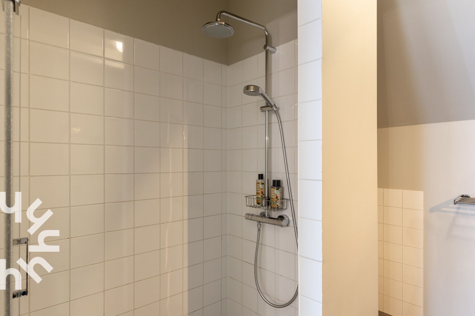 Moderne douche in OV529 vakantiehuis in Zwolle, Salland, met witte tegels.