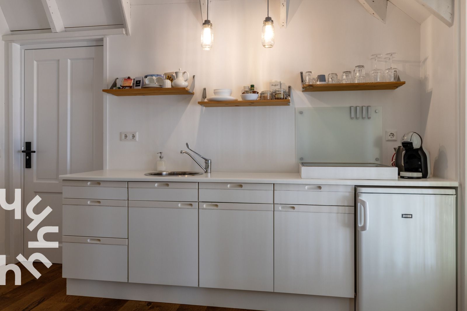 Keukeninrichting van OV529 vakantiehuis in Zwolle, Salland, met open planken.