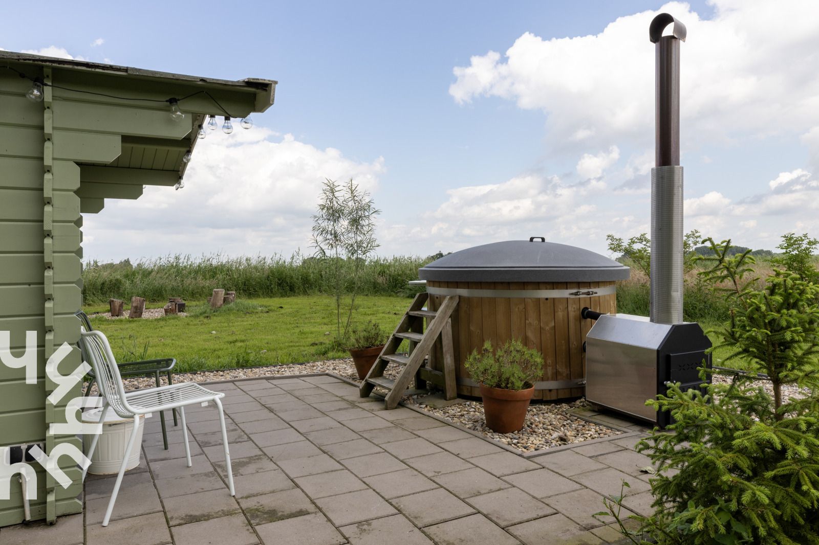 Modern bathroom in OV530 vacation home, Zwolle, Overijssel with plants and wooden accents.