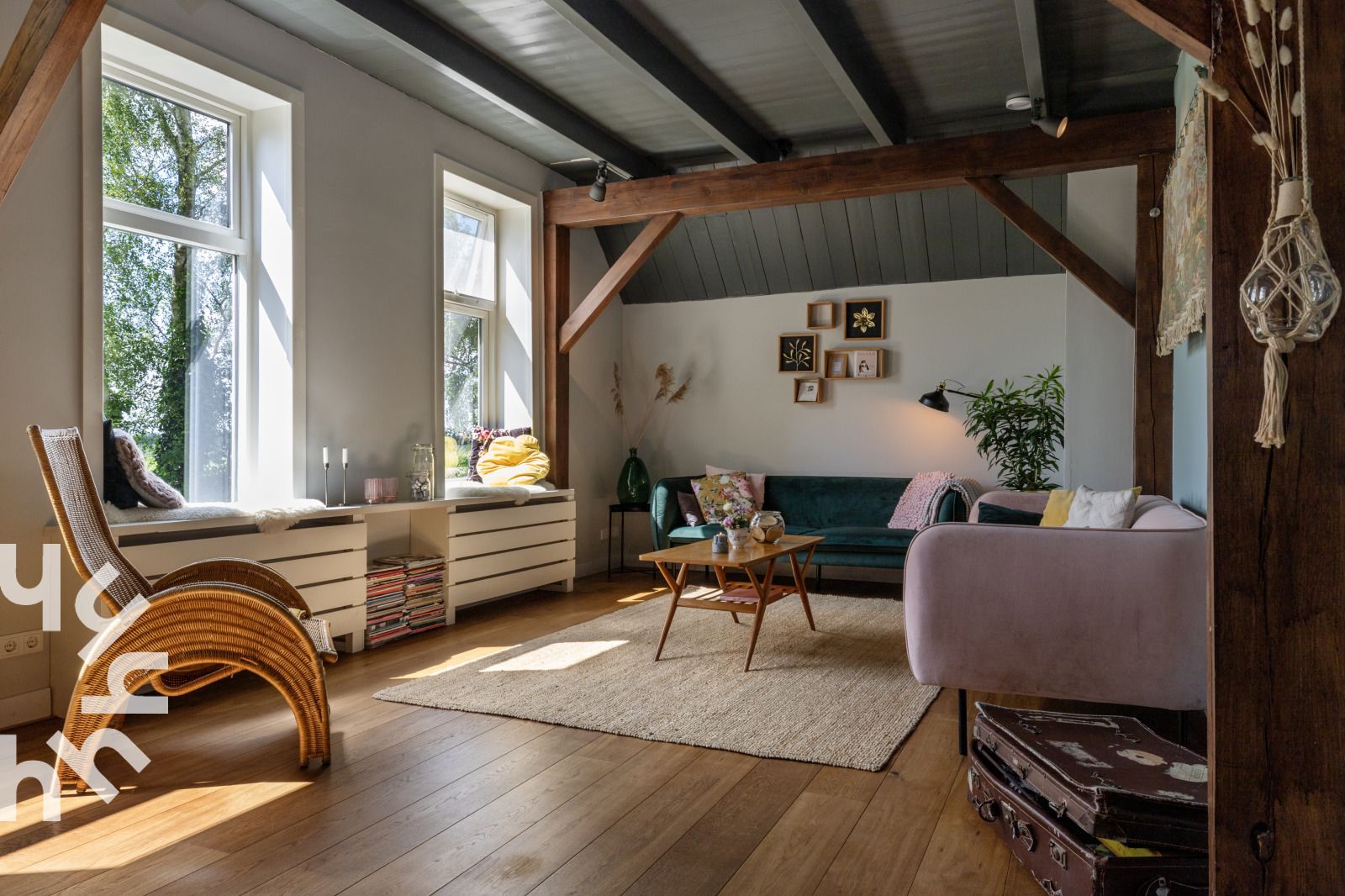 Spacious lawn at OV530 vacation home, Zwolle, Overijssel with gazebo and hot tub.