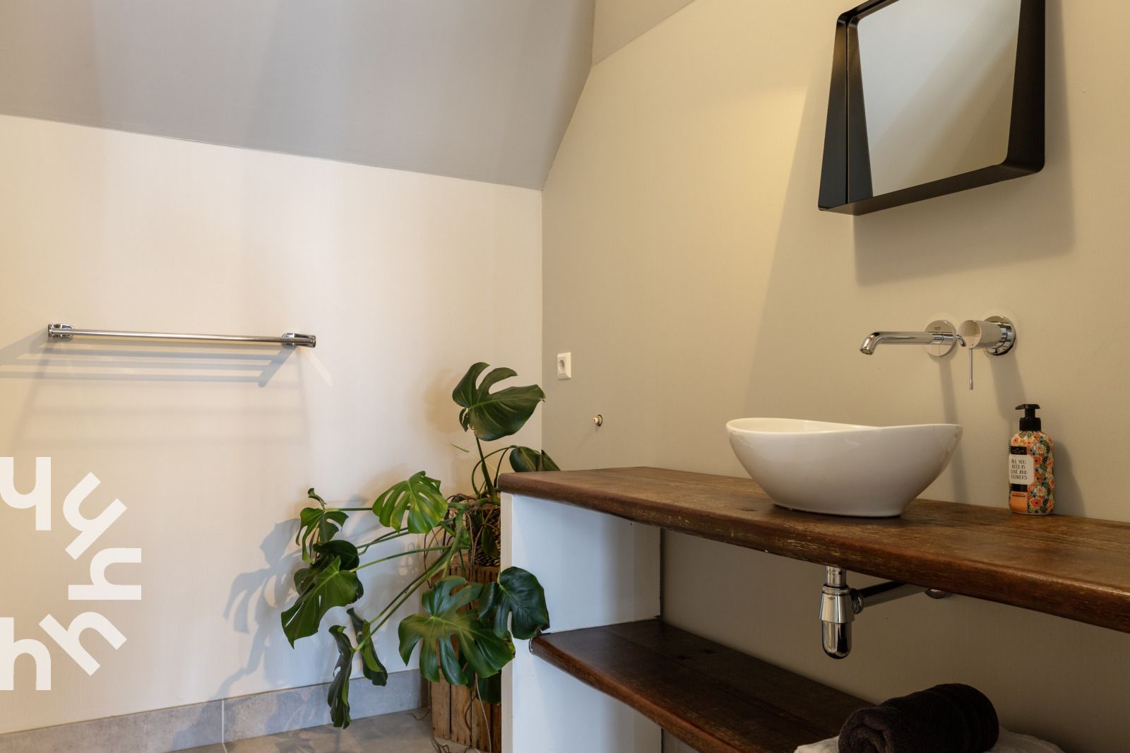 Stylish kitchen in OV530 vacation home, Zwolle, Overijssel with blue cabinet doors and open shelves.