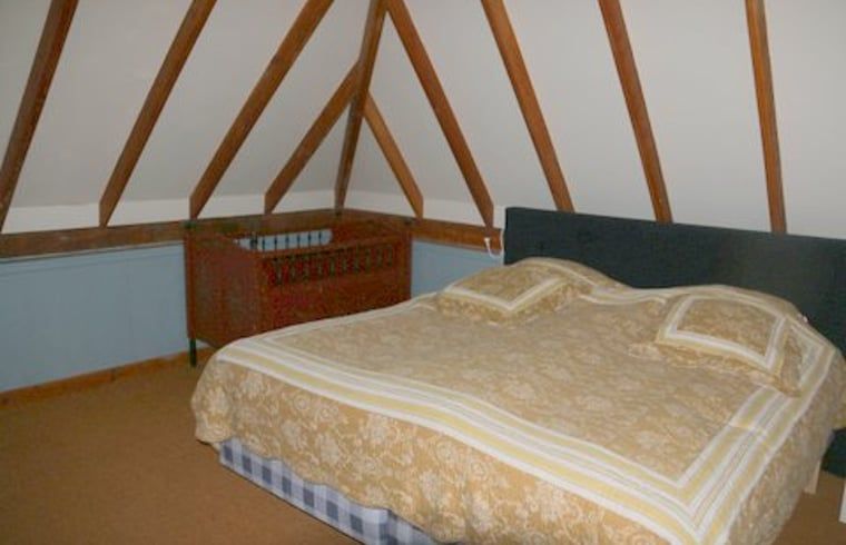 Cozy bedroom in cottage in Heeten, Salland, with comfortable double bed.