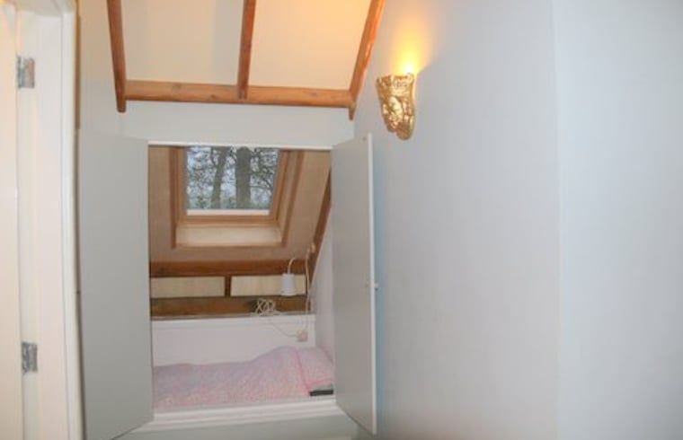 Cozy sleeping nook in cottage in Heeten, Overijssel, overlooking nature.