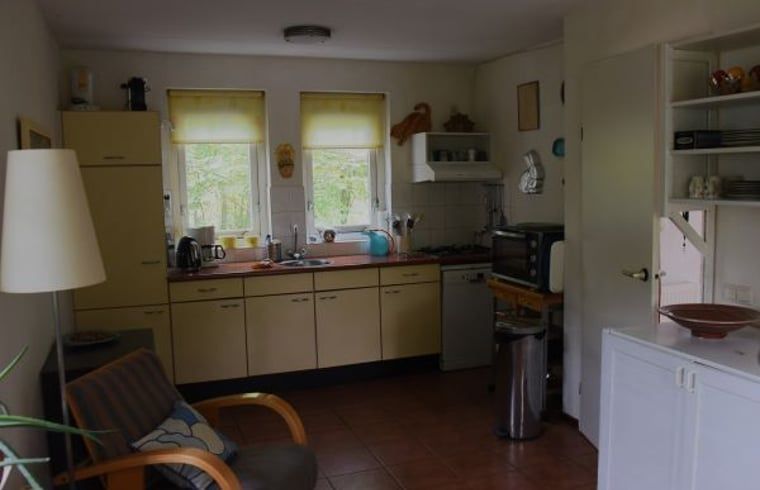 Keuken in Huisje in Heeten met complete uitrusting voor een comfortabel verblijf in Salland, Overijssel.