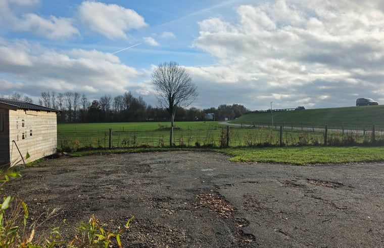 Gemuetliches Schlafzimmer im Huisje in Olst, einem Ferienhaus in Olst, Salland, Overijssel, mit Holzwaenden und einem bequemen Bett.