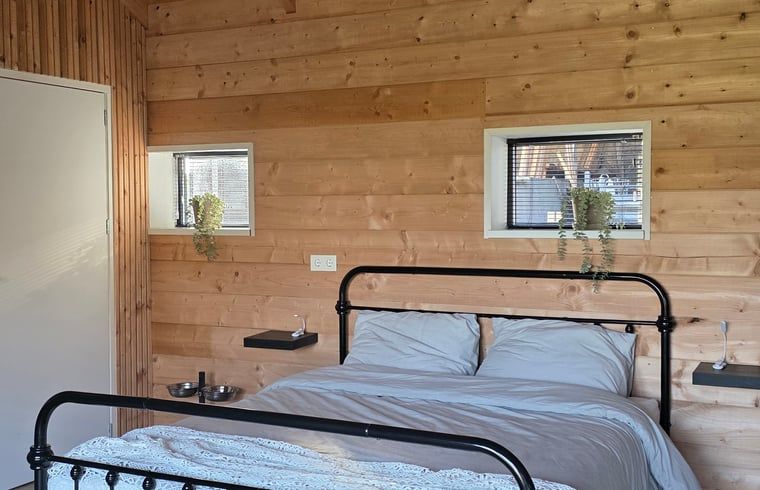 Gemuetlicher Innenraum im Ferienhaus in Olst, Salland, Overijssel mit Holzofen fuer eine warme Atmosphaere in diesem Ferienhaus.