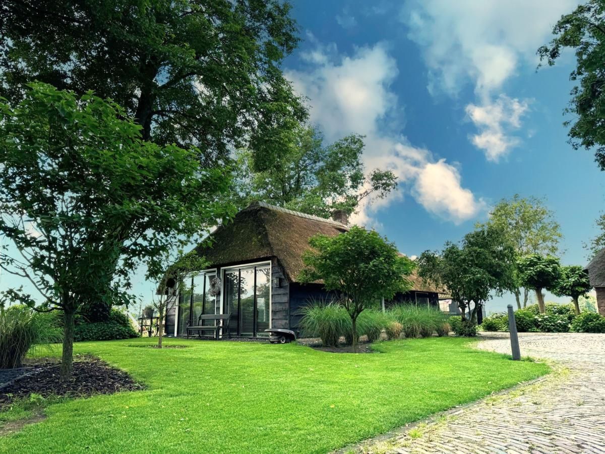 Heeresteeg vakantiehuis in Nieuwleusen, Overijssel met groene tuin en landelijke omgeving.