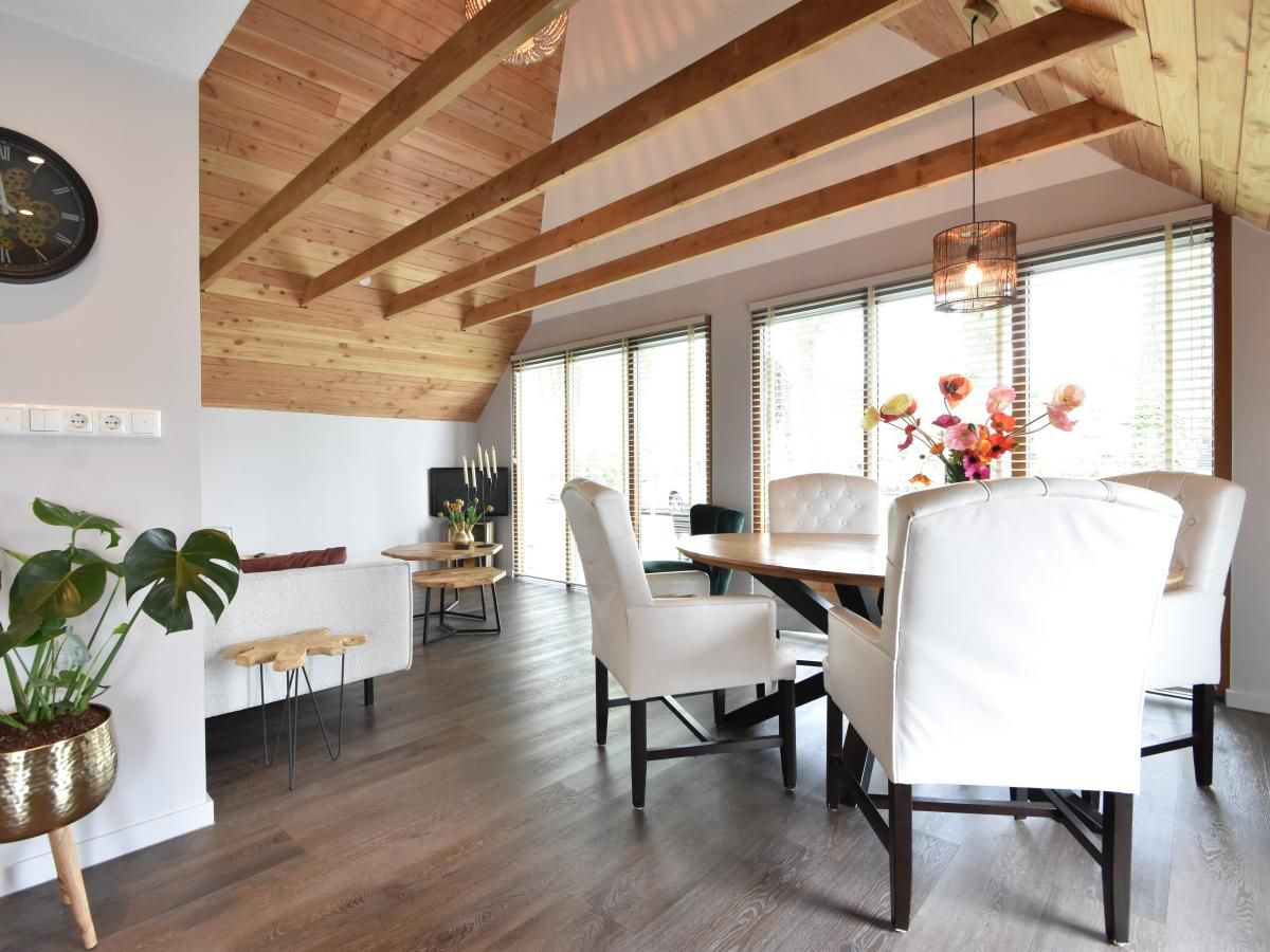 Stijlvolle binnenruimte van Heeresteeg in Nieuwleusen, vakantiehuis met modern interieur, Overijssel.