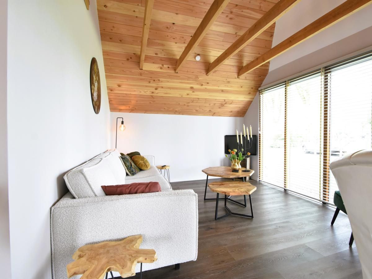 Comfortabele zithoek in Heeresteeg vakantiehuis, Nieuwleusen, met houten accenten, Overijssel.