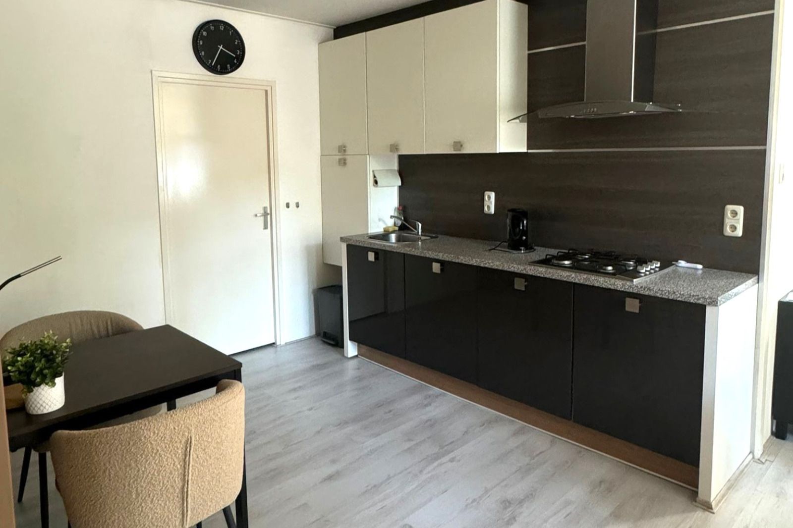 Modernes Badezimmer im Ferienhaus OV646, Nieuwleusen, Salland, Overijssel.