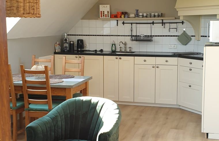 Gemuetliche Kueche und Essbereich im Ferienhaus in Hellendoorn, gelegen im schoenen Salland, Overijssel, ideal fuer einen erholsamen Aufenthalt.