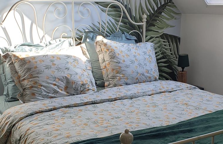 Gemuetliches Schlafzimmer im Ferienhaus in Hellendoorn, gelegen in der Natur von Salland, Overijssel, mit bequemem Bett und gemuetlicher Einrichtung.