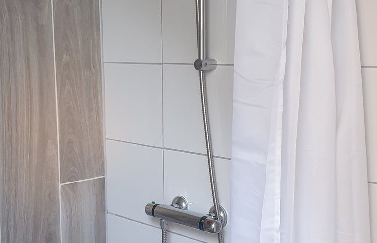 Modernes Badezimmer im Ferienhaus in Hellendoorn, gelegen im schoenen Salland, Overijssel, mit stilvoller Dusche und komfortabler Ausstattung.