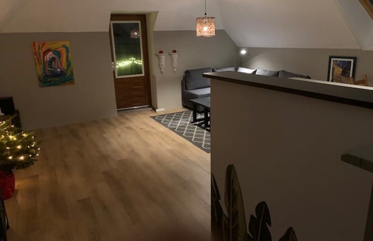 Gemuetlicher Innenbereich des Ferienhauses in Hellendoorn, gelegen im malerischen Salland, Overijssel, mit komfortabler Sitzecke.