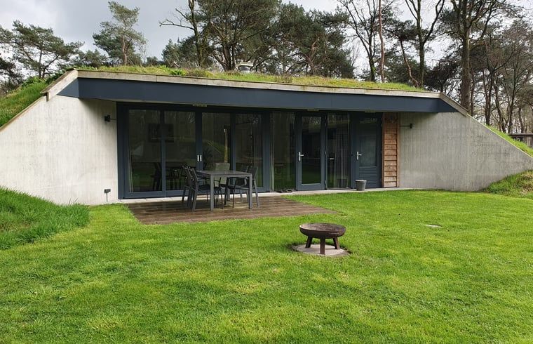 Vakantiehuis in Hellendoorn met moderne veranda, gelegen in de groene natuur van Salland, Overijssel.
